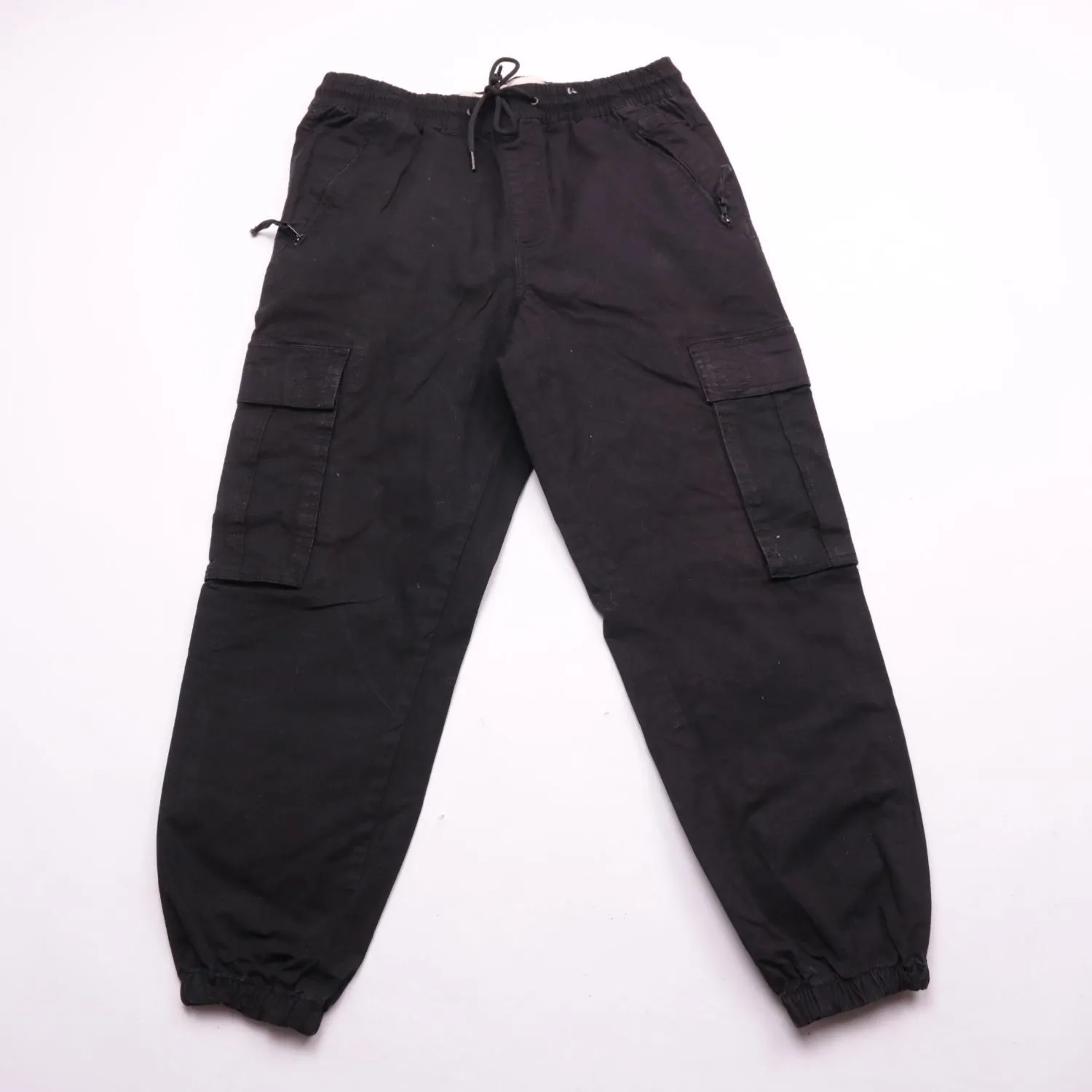 Чёрные брюки карго PULL&BEAR с боковыми карманами, размер 46 (S)