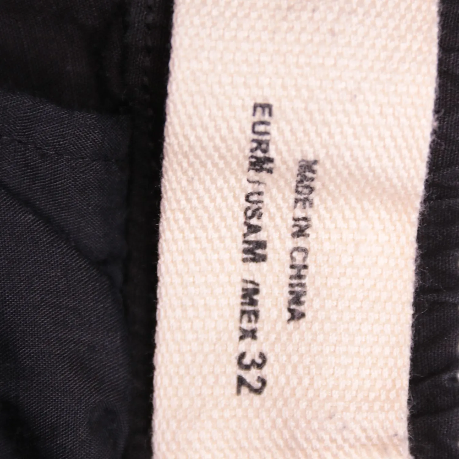 Чёрные брюки карго PULL&BEAR с боковыми карманами, размер 46 (S)